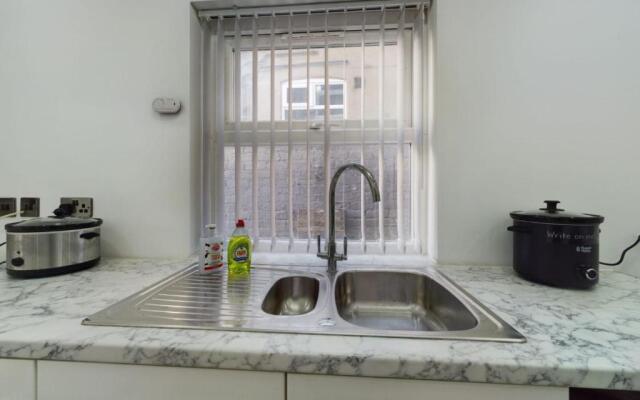 Stunning 4-bed House Fully Refurbished Modern