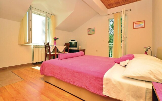 Stunning Home in Mocici With Wifi and 4 Bedrooms
