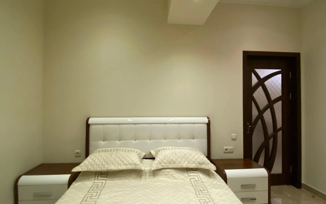 Teryan street 3 bedrooms Luxury and Unique apartment TT777