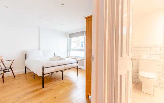 Spacious 1 Bedroom Apartment in Vibrant Angel