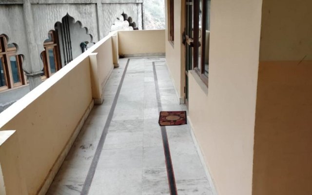 Goroomgo Shah Guest House Nainital