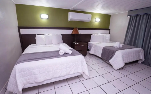 Full Moon Hotel & Restaurant
