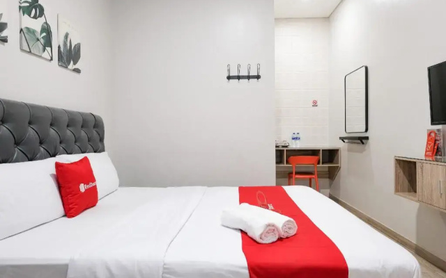 RedDoorz near Ciputra Golf Surabaya