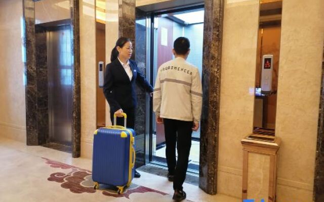 Chengkong Carrey International Hotel (Jingmen Railway Station Jingchu University of Technology)