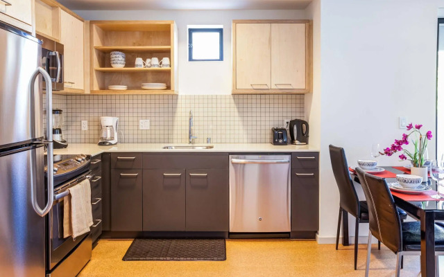 Heaven on Washington Furnished Apartments