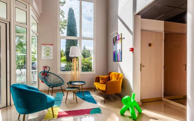Hotel Full Colors