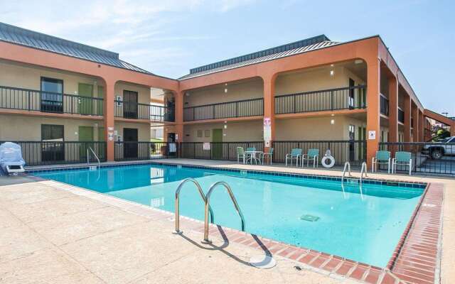 Econo Lodge Inn & Suites Jackson Northwest