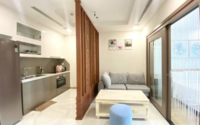 Lyshing Apartment in Vinhomes Luxury Landmark