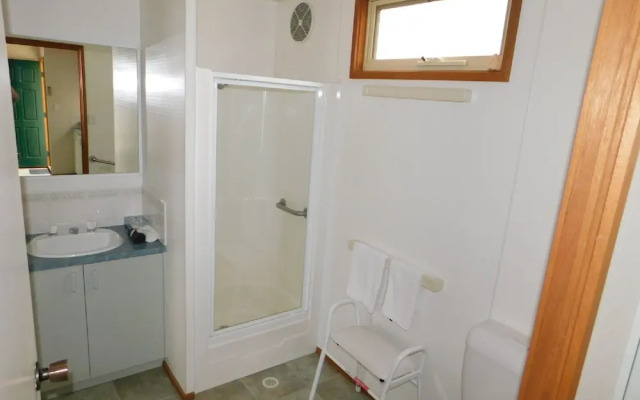 Dylene Caravan Park - 2 Br Family Cabin With Air