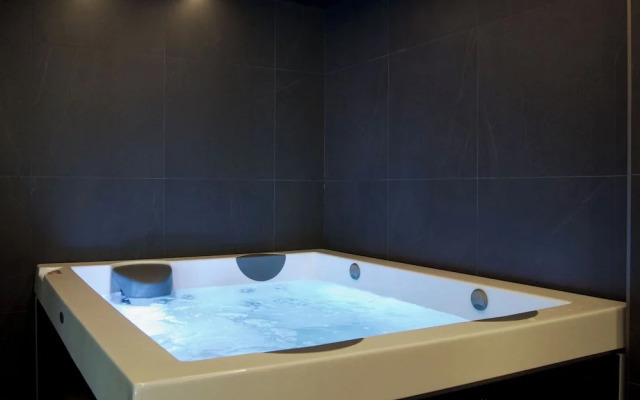 Suite with Sauna & Jacuzzi in Kamppi