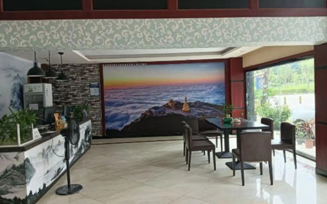 Emeishan Chunnuan Huayi Theme Hotel