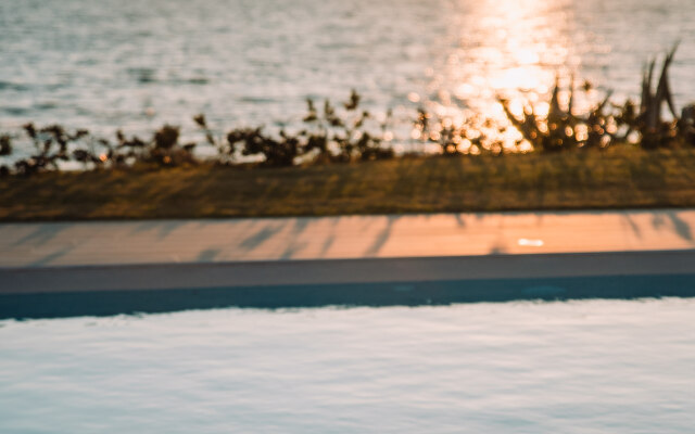 Mirazur Seafront Sunset Villa