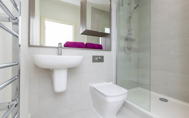 Deluxe Heathrow Apartments & Parking