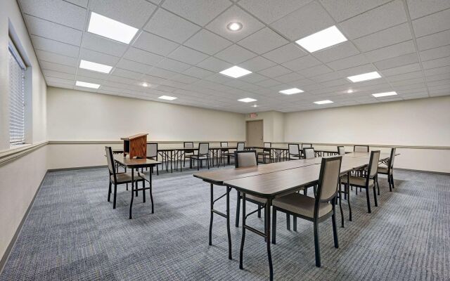 Country Inn & Suites by Radisson, Pierre, SD