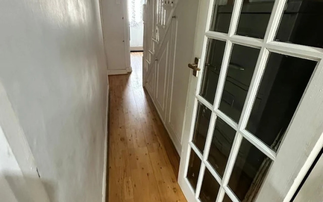 My Sky London House Near Attractions