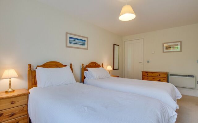 Lovely Holiday Home in Edmonton With Garden