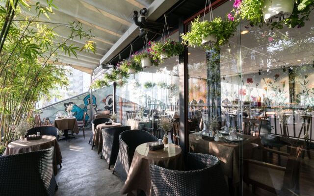 Hampton Hotel By Jinnu Lai