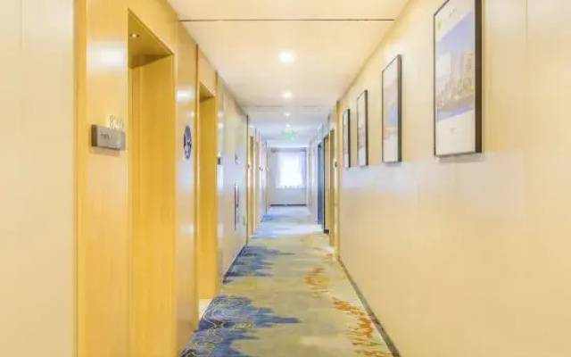 Super 8 Collection Hotel (Beijing Zhongguancun Dazhongsi Subway Station)