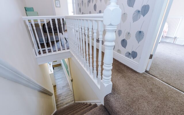 Convenient 2 Bedroom Home With Parking