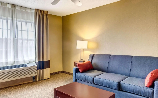 Comfort Inn & Suites Grafton - Cedarburg