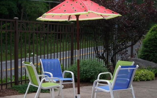Tall Pines Motel
