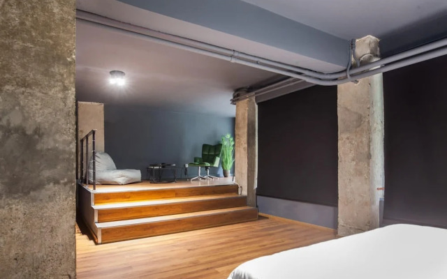 Modern Industrial Apt In Neos Kosmos