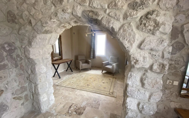 Ala Stone House