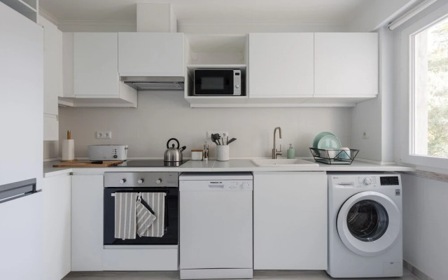 Light-Filled Apt, w/ Free Pick-Up By TimeCooler