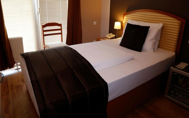 Six Inn Hotel