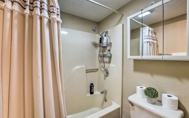 Balcony & Grill: Condo Near Table Rock Lake!