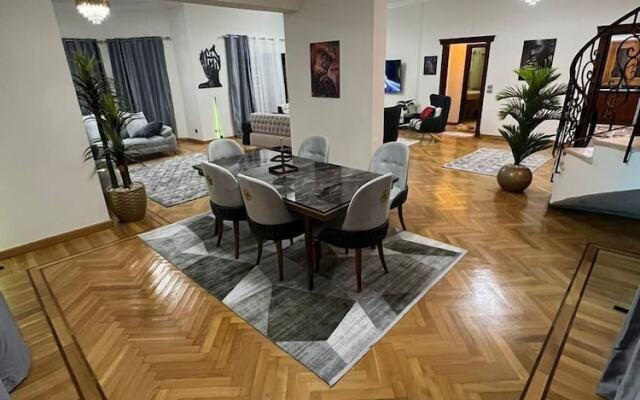 Villa With Garden In Beverly Hills
