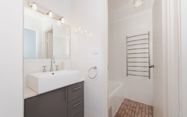 Nicholli, Bay Parklands, Unit 34/2 Gowrie Avenue