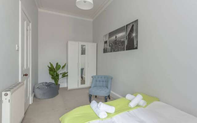 Modern 2 Bedroom Flat In Edinburgh City Centre