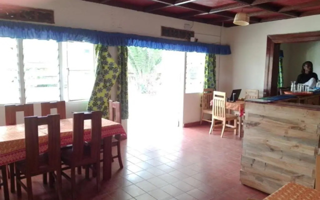 Colibri Taverne & Guest House