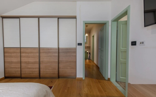 Amazing Pool & Whirlpool Villa Mirna