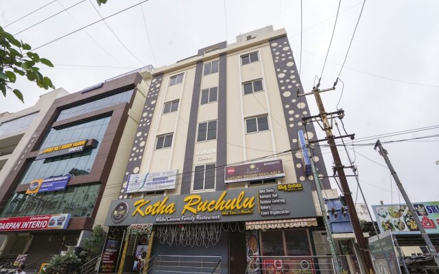 OYO 80454 Grand Aarvi Suites