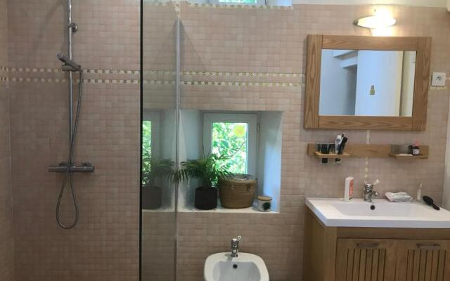 Chez Alice,Simplicite Et Petite Piscine