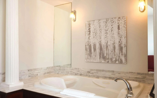 Quality Inn & Suites Downtown