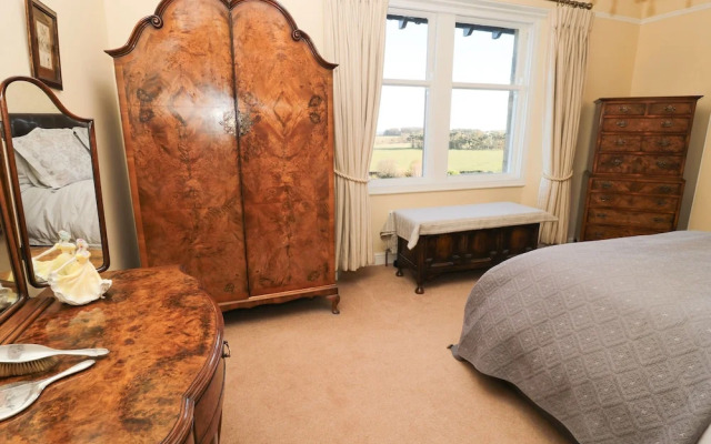 Whinstones at 4 The Villas