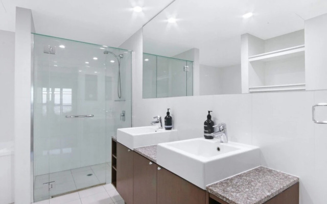 Spacious 3 Bedroom Apartment With City and River Views