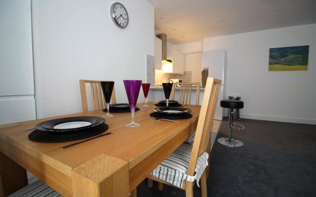 Exquisite 3 Bed apartment near Heathrow