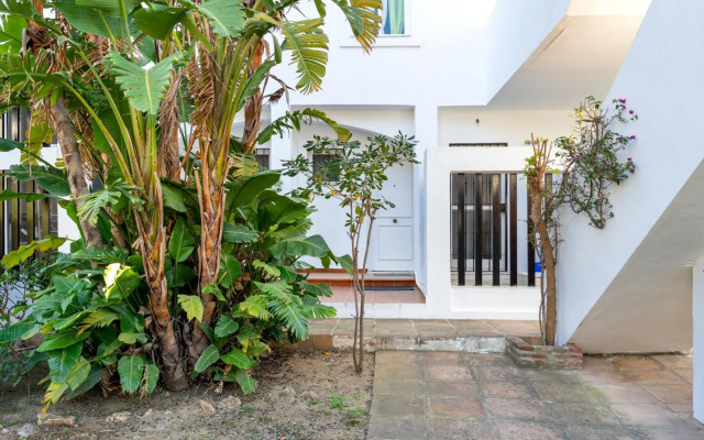 2BR Garden Apartment Albamar