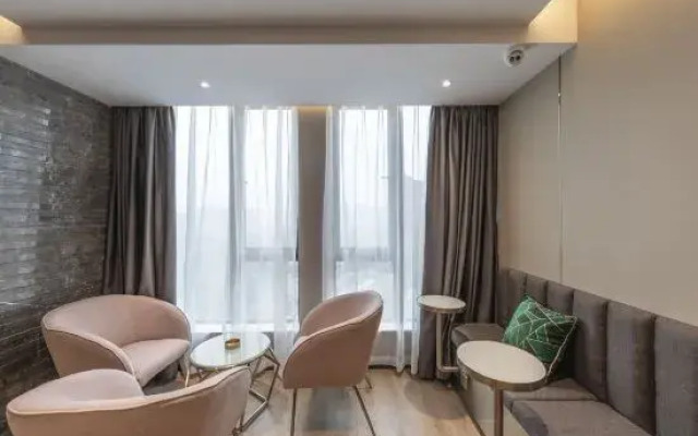 Mr. Robb Hotel (Chongqing West Railway Station)