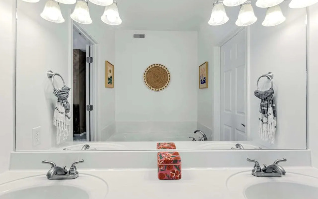 Panoramic Sunset Escape Waterfront Condo for 7!