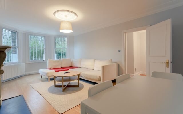 3 Bedroom House With Garden in Brondesbury