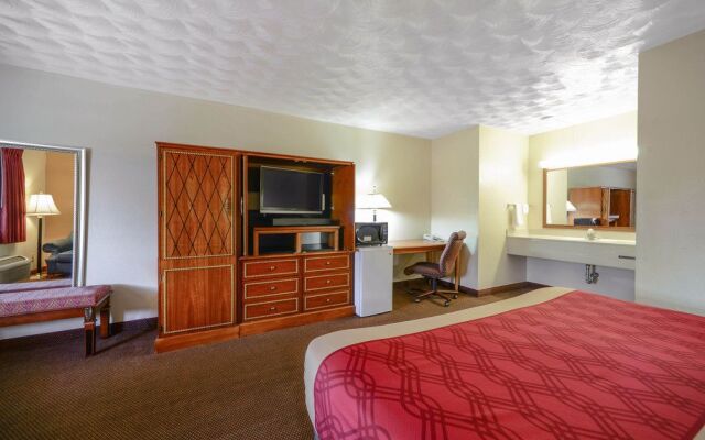 Econo Lodge Inn & Suites