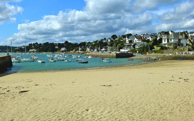 Charming holiday home, 200 m sandy beach, Locquirec