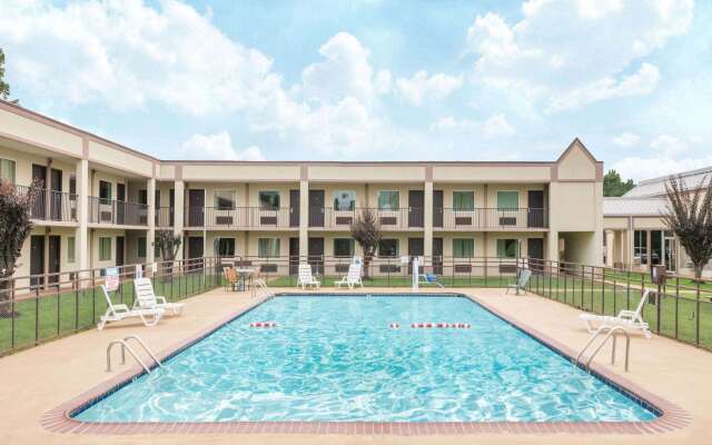 Super 8 by Wyndham Williamsburg