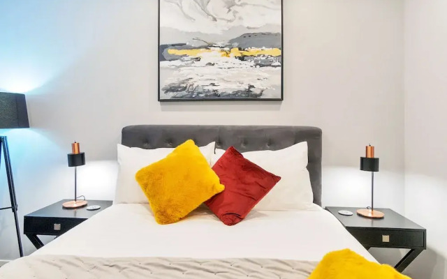 Chic & Stylish Apartment with Parking