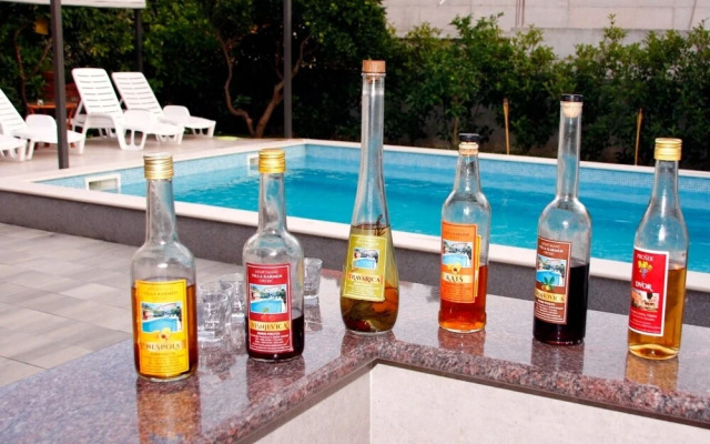 Boris - With Pool - A2